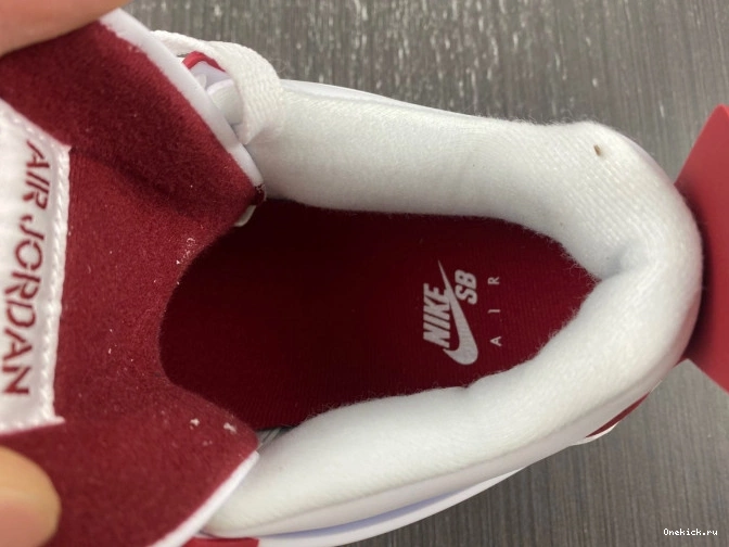 One Kick Pine SB 4 DR5415-160 Red Jordan Retro 0727